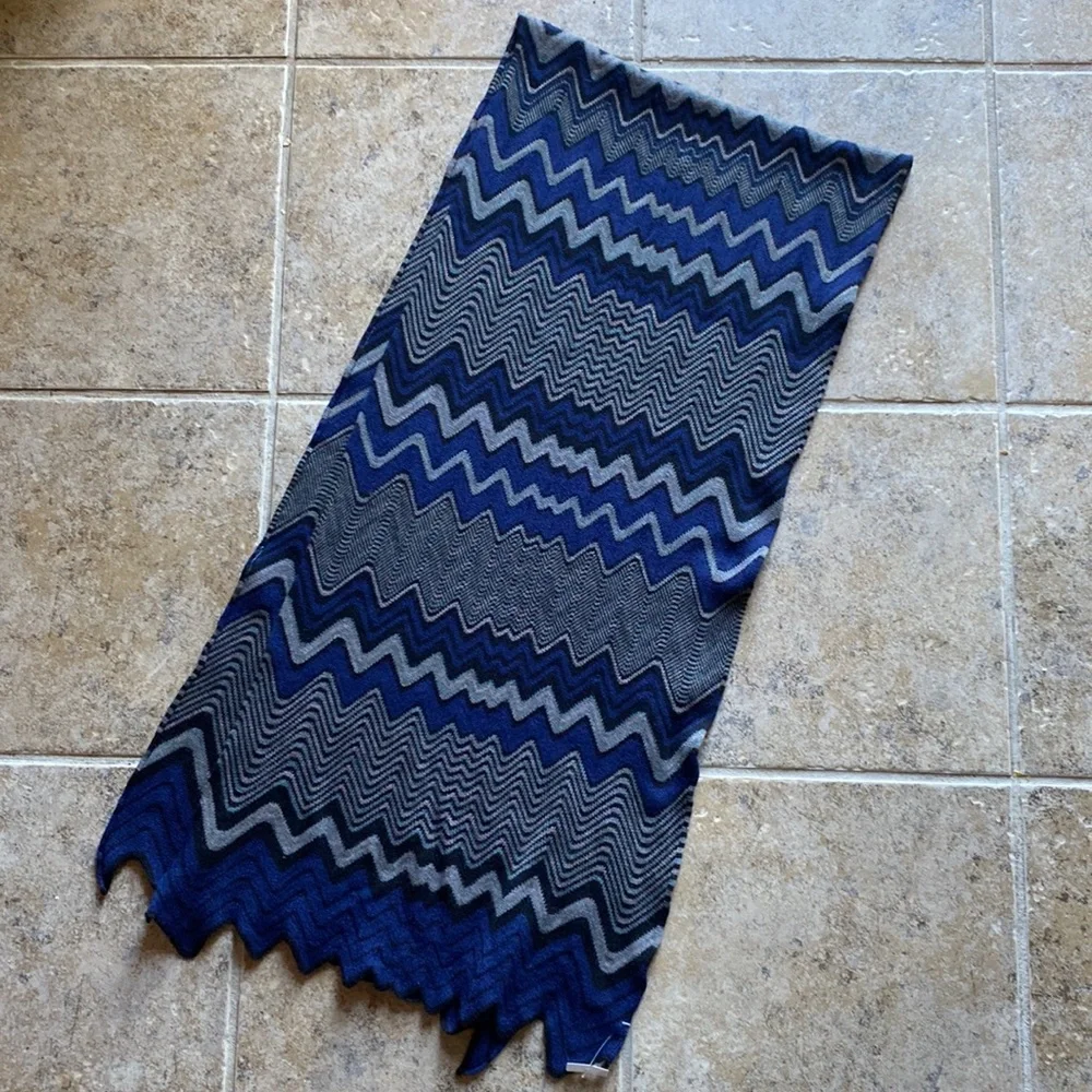 NWOT Lovely blue & pink chevron pattern long soft scarf, Size: 66”L x 14”W